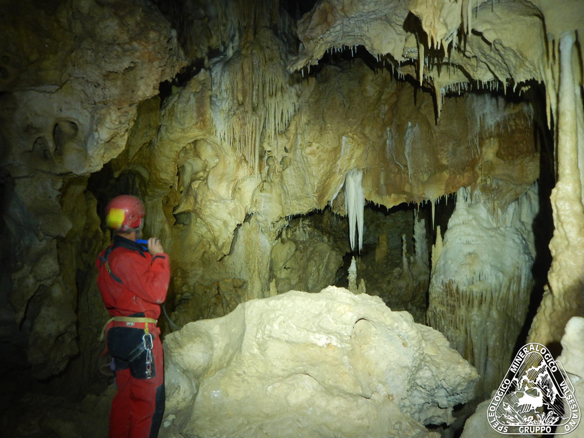 Speleogo nella Grotta di Frassasi immerso nelle bianche concrezioni