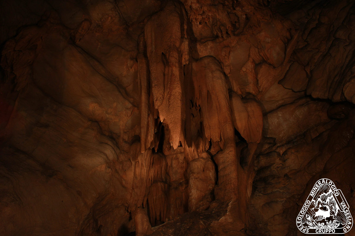 Particolari stalatti e concrezioni marroncine all'interno della grotta dell Torre sul Monte Fenera